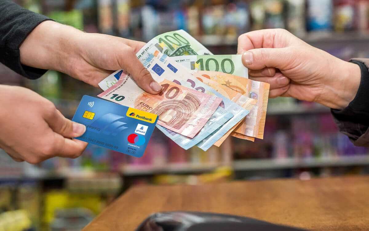 Bargeld abheben beim Einkaufen und Tanken